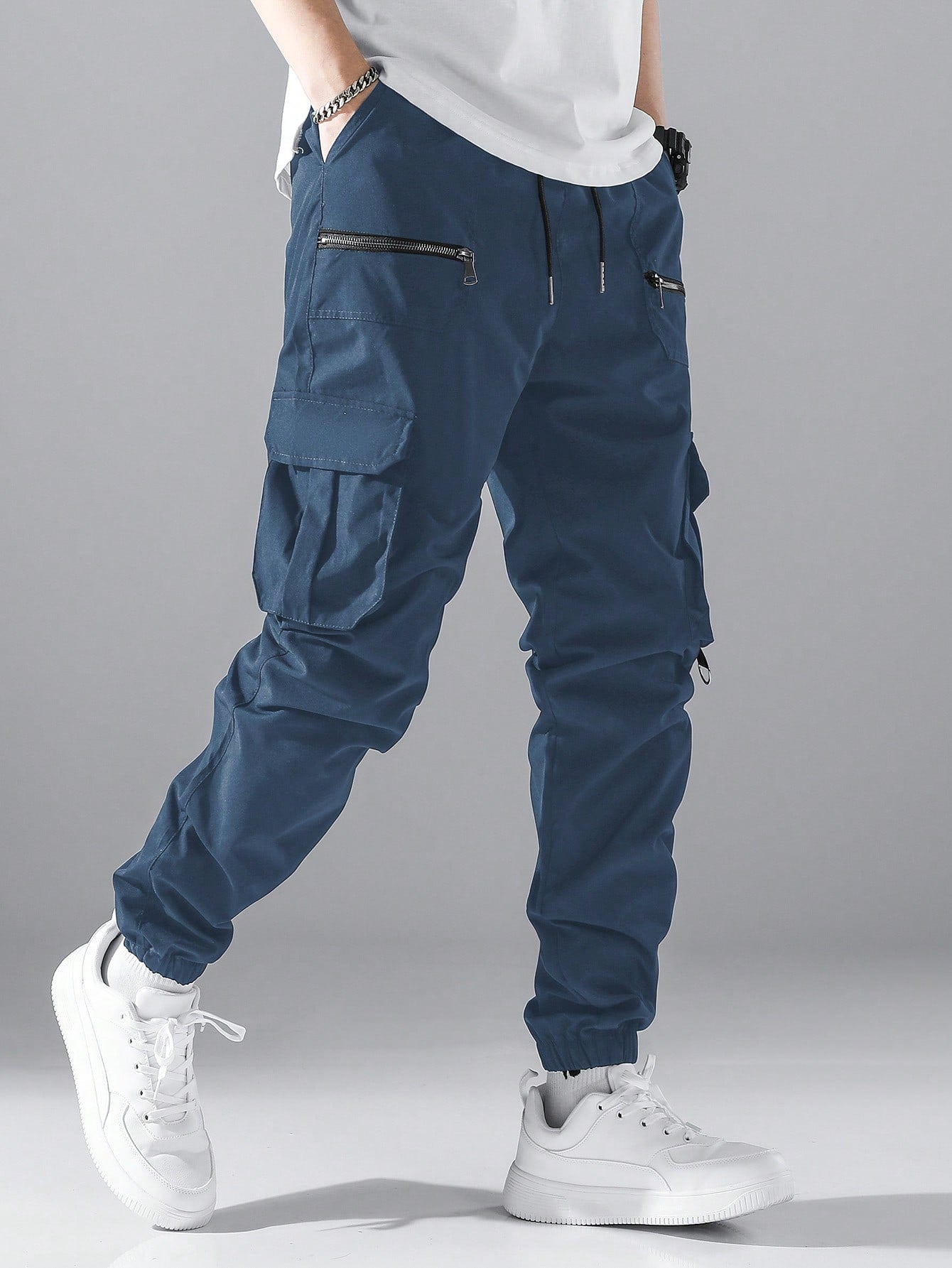 Manfinity Hypemode Loose Fit Men'S Cargo Pants with Flap Pockets, Side Drawstring and Elastic Waist